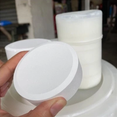 Ácido tricloroisocianúrico Fungicida forte 90% Cloro Piscina Purificação de água Tablet multifuncional